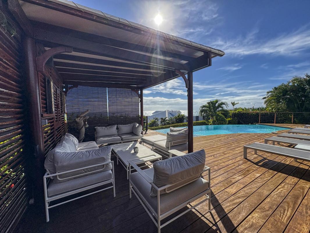 37.Location villa piscine Sainte Anne Guadeloupe_Terrasse Piscine Mer